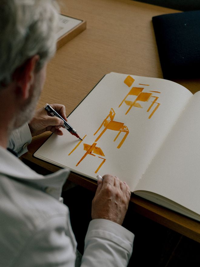 Ronan Bouroullec luonnostelemassa