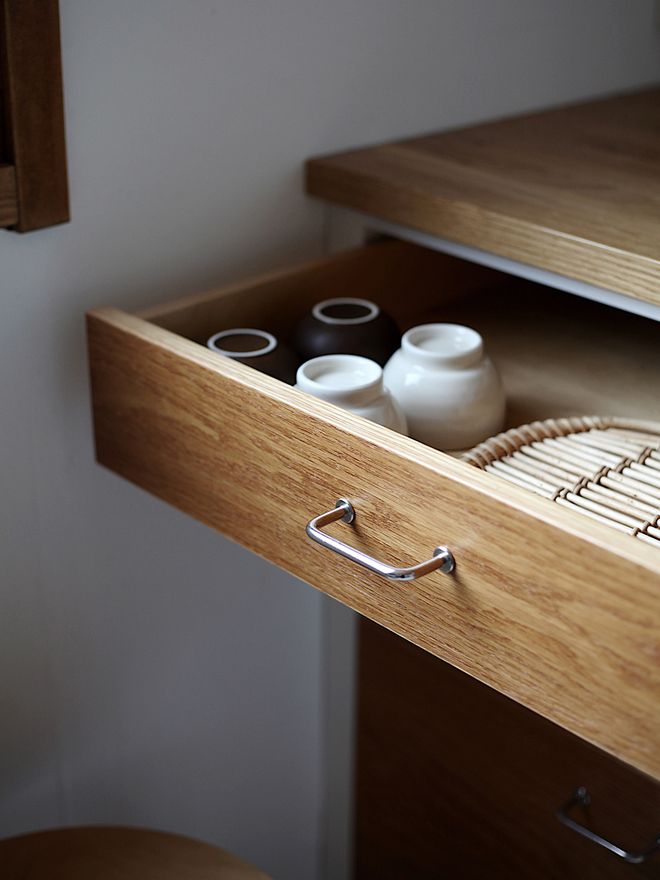 An open kitchen shelf