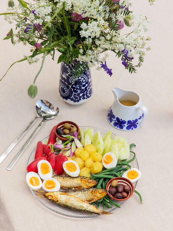 Kastehelmi plate and New York salad servers