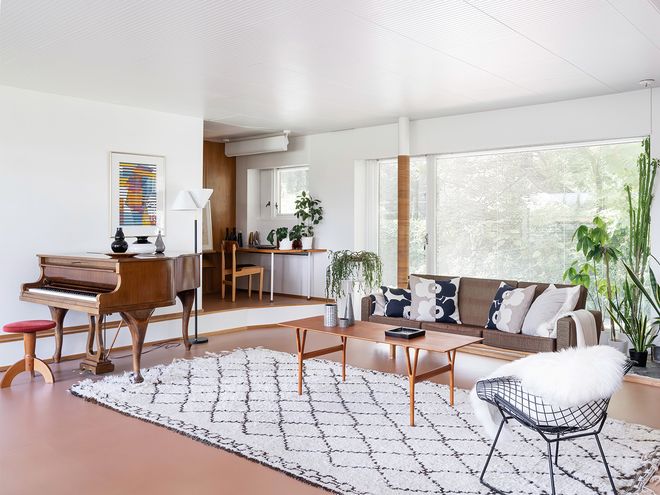 An image featuring Villa Ervi designed by architect Aarne Ervi. The photo shows the interior of the living room.