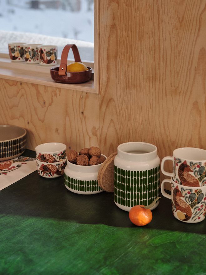 Marimekko Oiva - Ketunmarja mug 2,5 dl, white - red brown - dark green