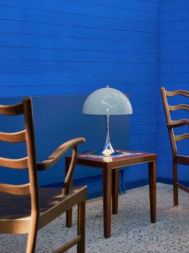 Louis Poulsen Panthella 320 lamp in grey and chrome on a table.