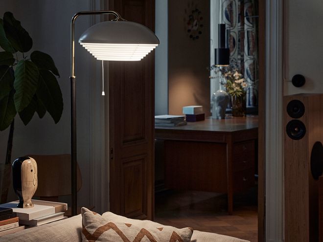 Artek Aalto lattiavalaisin A811, kiillotettu messinki