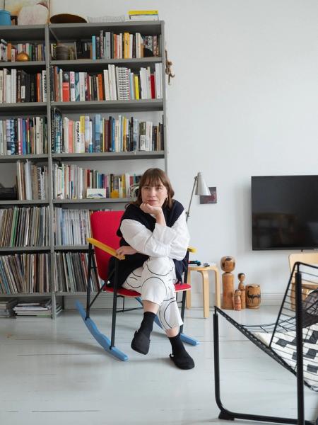 Annika Tickle katselee näköalapaikalta Muumilaaksoon: ”Moomin Arabian muumit saavat olla leikkisiä ja värikkäitä”