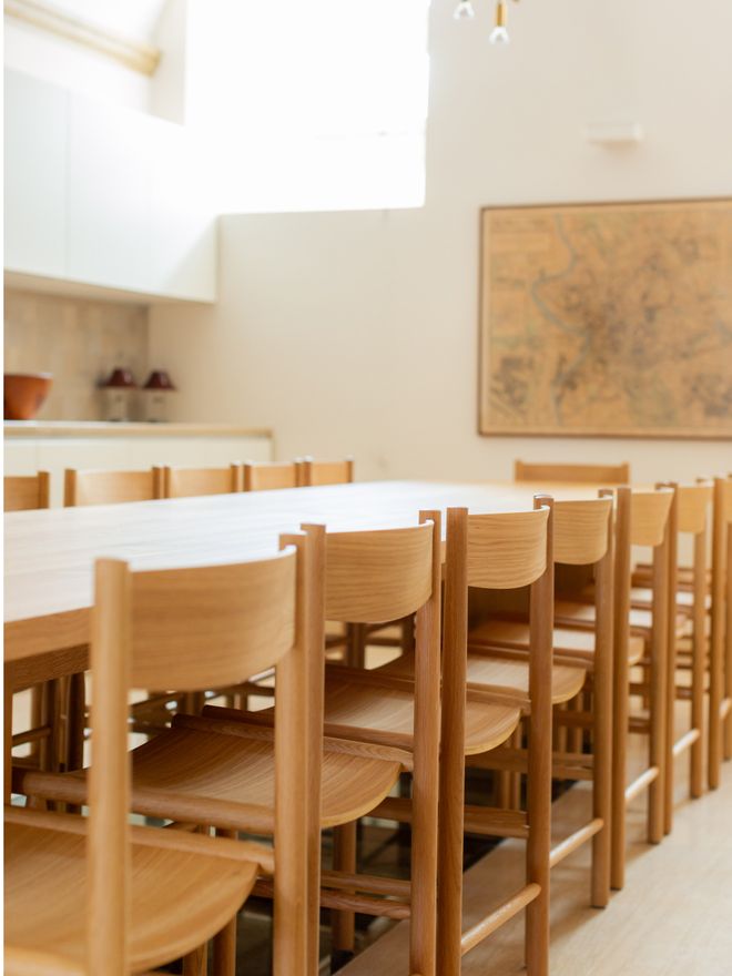 Nikari’s Akademia chairs in Villa Lante’s kitchen and dining area