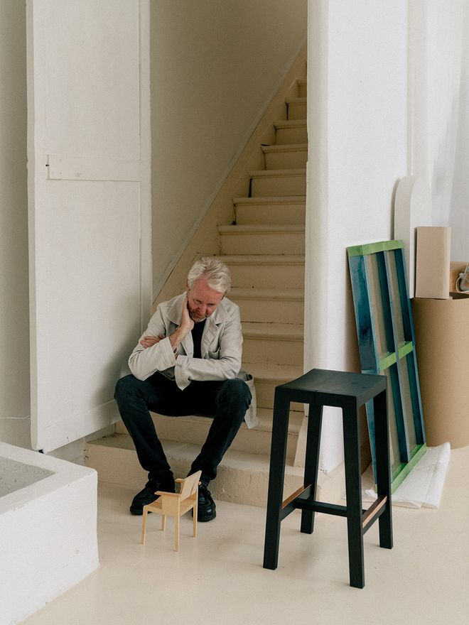 Ronan Bouroullec katselee Maasto-tuolin pienoismallia