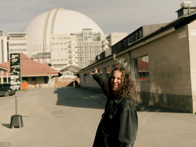 Fredrik Paulsen pointing at Globen