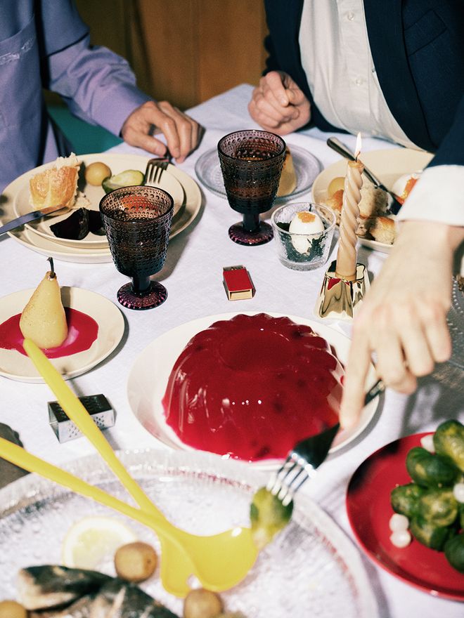 Gather ’round and get festive – set the holiday table with delightful Iittala dishware!