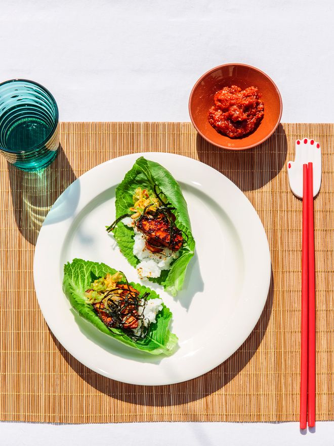 Serax Table Nomad chopsticks and rest, HAY bamboo placemat and IIttala Aino Aalto tumbler