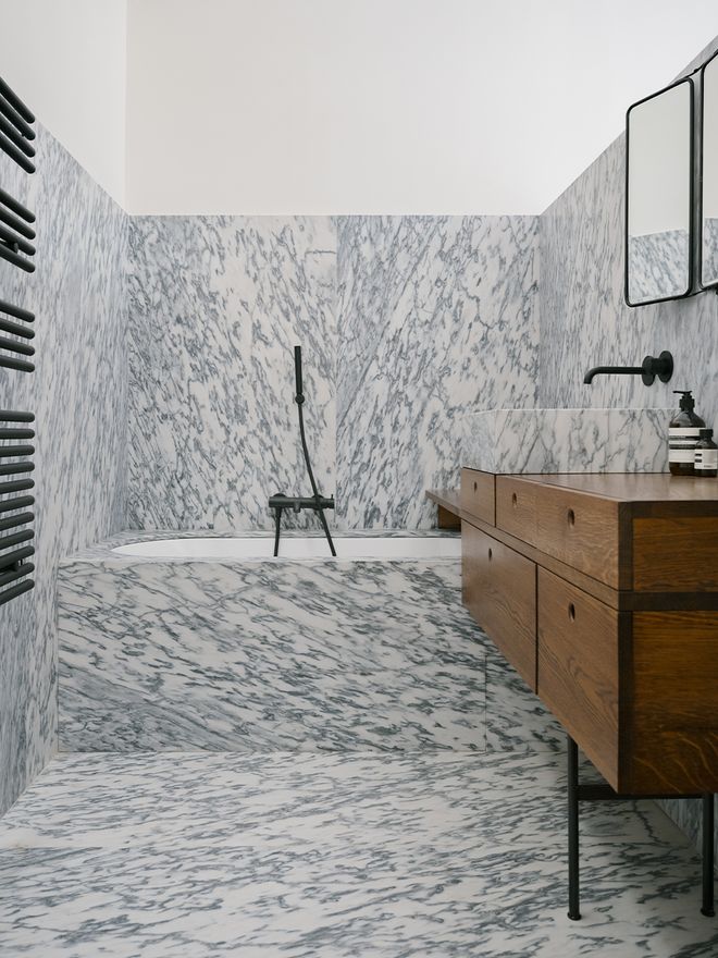 An image of an apartment in Paris, Lunain, designed by architect Louis Denavaut. The image features the bathroom decor. 