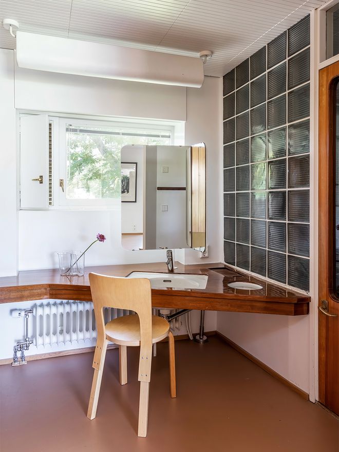 An image featuring Villa Ervi designed by architect Aarne Ervi. The photo shows the interior of the bathroom.