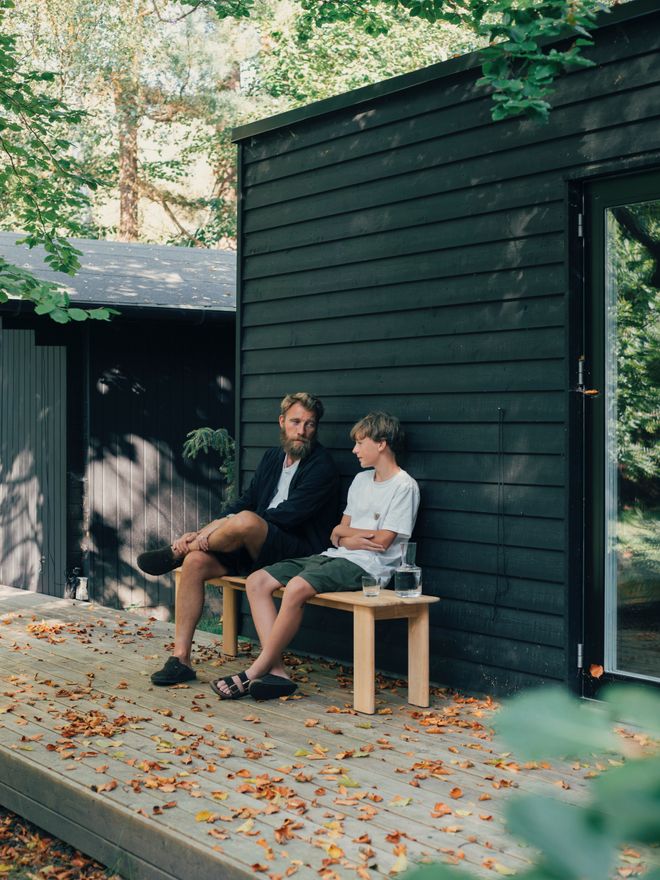 Mikkel Karstad lapsensa kanssa istumassa penkillä