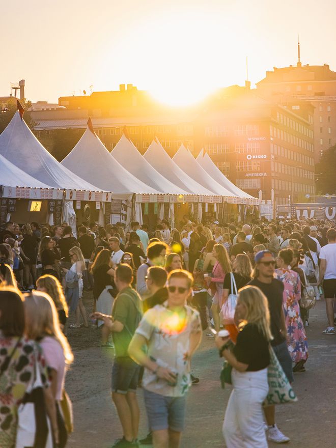 Flow Festival -yleisöä auringonlaskussa