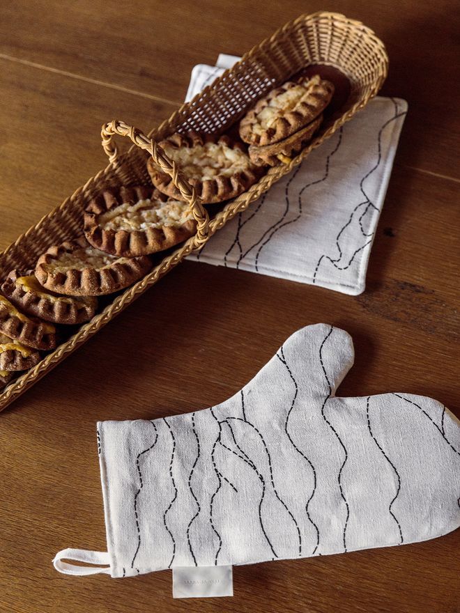Saana ja Olli Rakkauden meri oven mitten, white - black