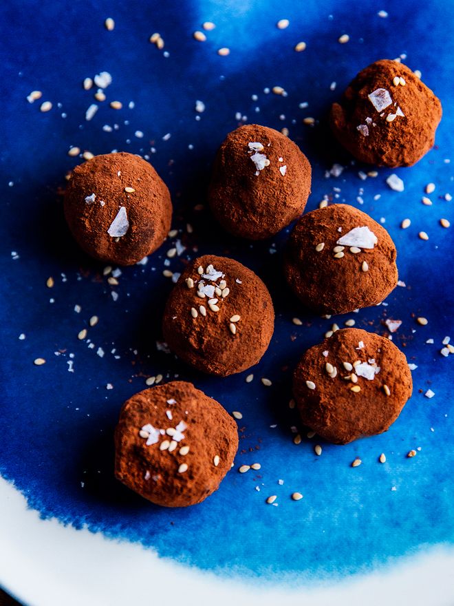 Sesame truffles on Marimekko's Sääpäiväkirja plate