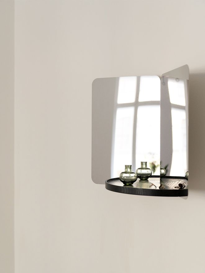 Artek 124 degrees mirror, medium, black shelf