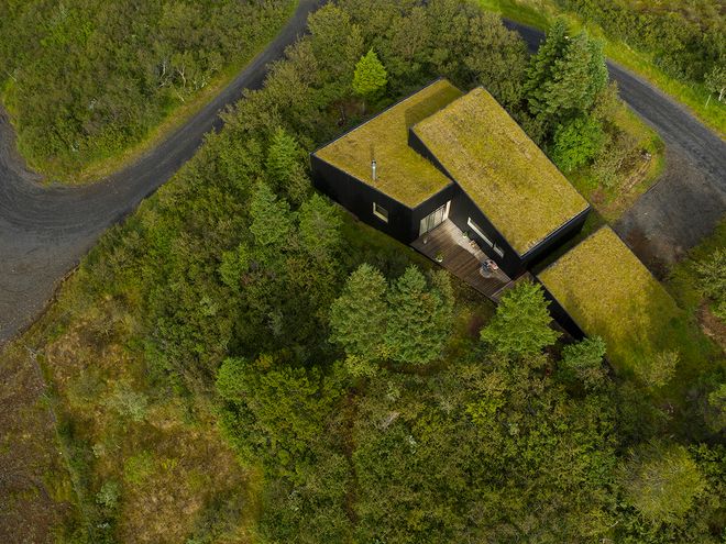 An image of the Holiday home by Þingvallavatn by KRADS architects: a leisure home located in Iceland in the middle of a picturesque scenery. This image features the building as viewed from above.