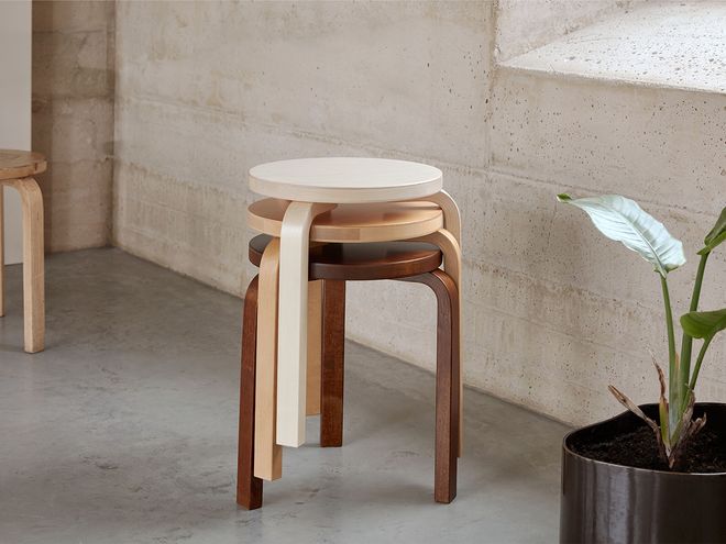 Artekin Aalto-jakkaroita pinottuna.