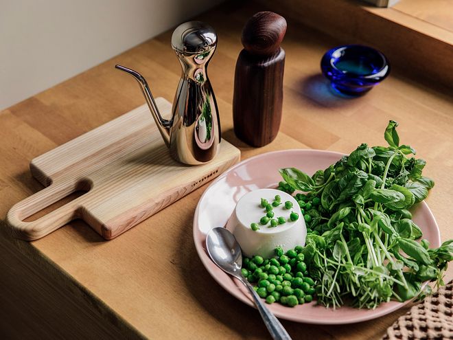Georg Jensen Alfredo oil can and Hanna Saari Halikko cutting board