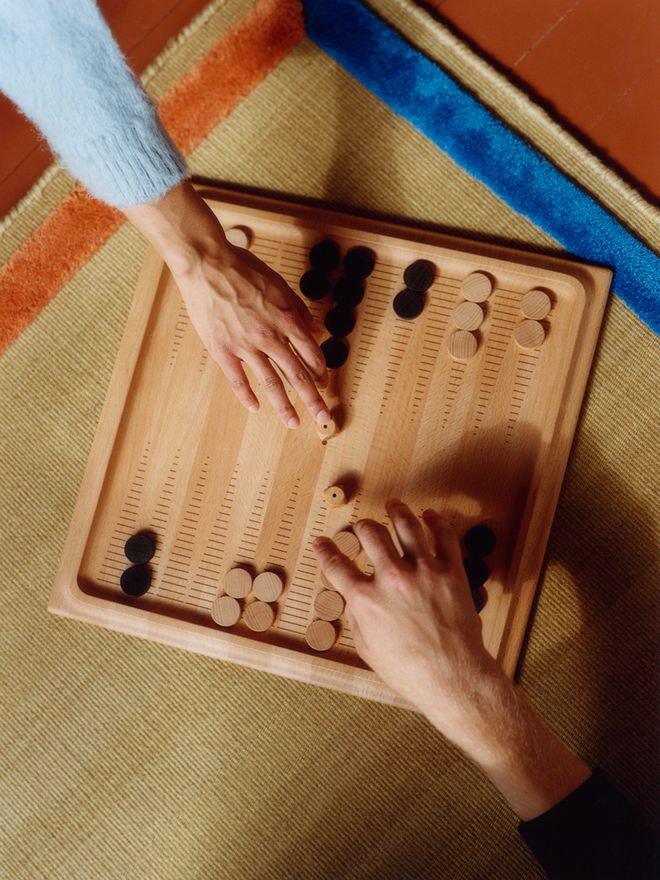 An image featuring the PELATA pieces Prikka backgammon board as part of the living room decor.
