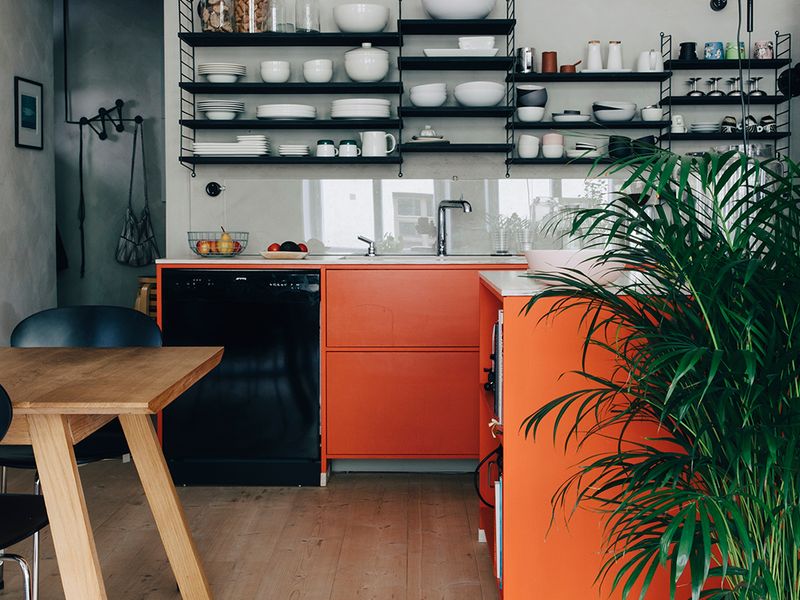 Kaupunkikaksio täynnä vahvoja värejä ja nerokkaita tilaratkaisuja