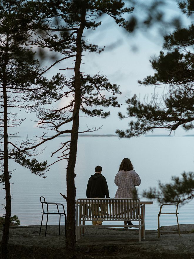 Rasmus ja Alexandra kävelemässä kohti rantaa.