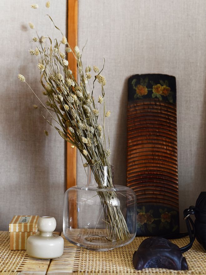 Marimekko's translucent Ming vase and grey Flower vase on a sidetable.