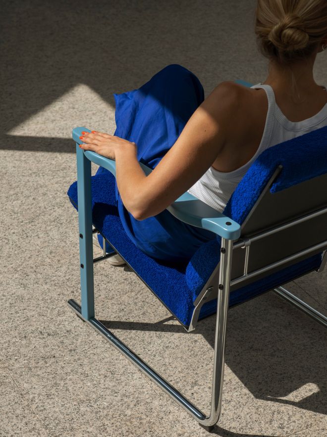 Yrjö Kukkapuron Experiment-tuoli, ultramariini verhoilu