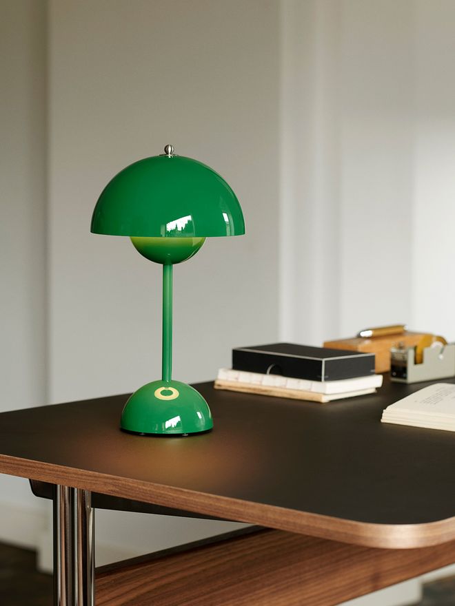 &Tradition Flowerpot VP9 portable table lamp, signal green