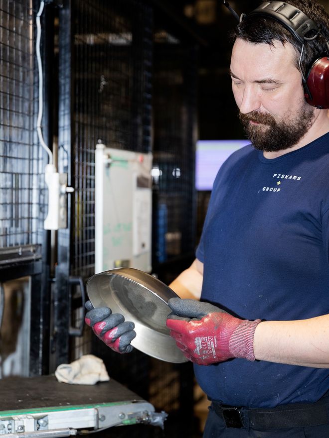 Manufacturing a steel frying pan