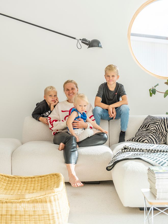 Roosa Pohjola lapsineen
