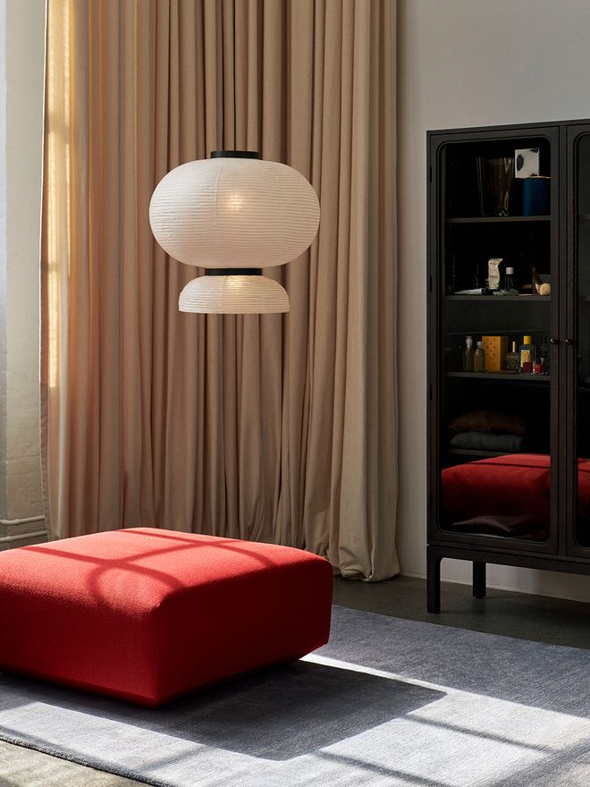 An image with &Tradition's Formakami JH5 pendant lamp as part of the living room decor.