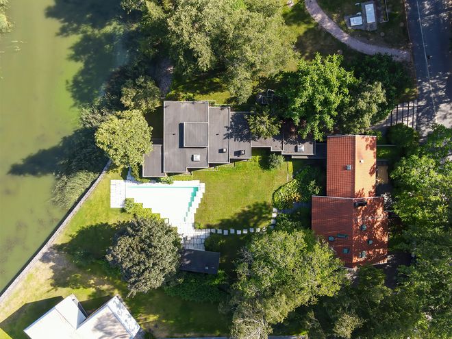 An image featuring Villa Ervi designed by architect Aarne Ervi. The photo shows the house and its garden from a bird-eye view.