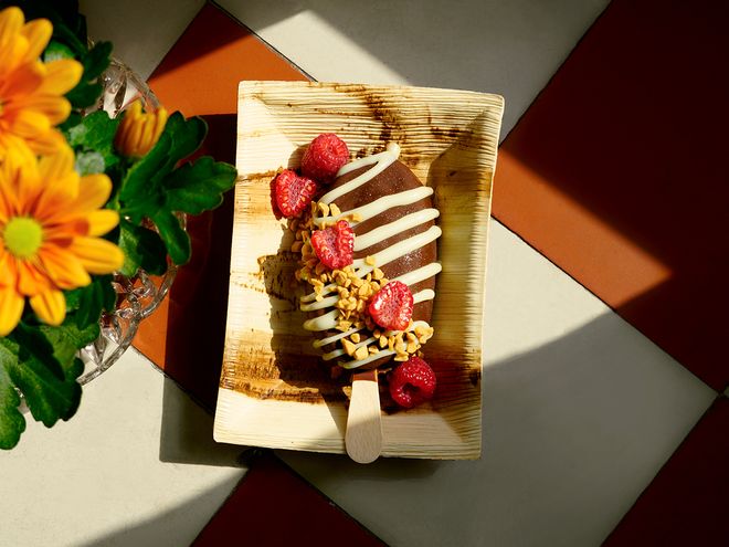 Friidulicious Ice Cream Barin jäätelöpuikko vadelmilla ja suklaakastikkeella