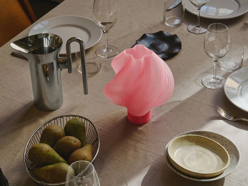 Creme Atelierin pöytävalaisin ruokapöydällä