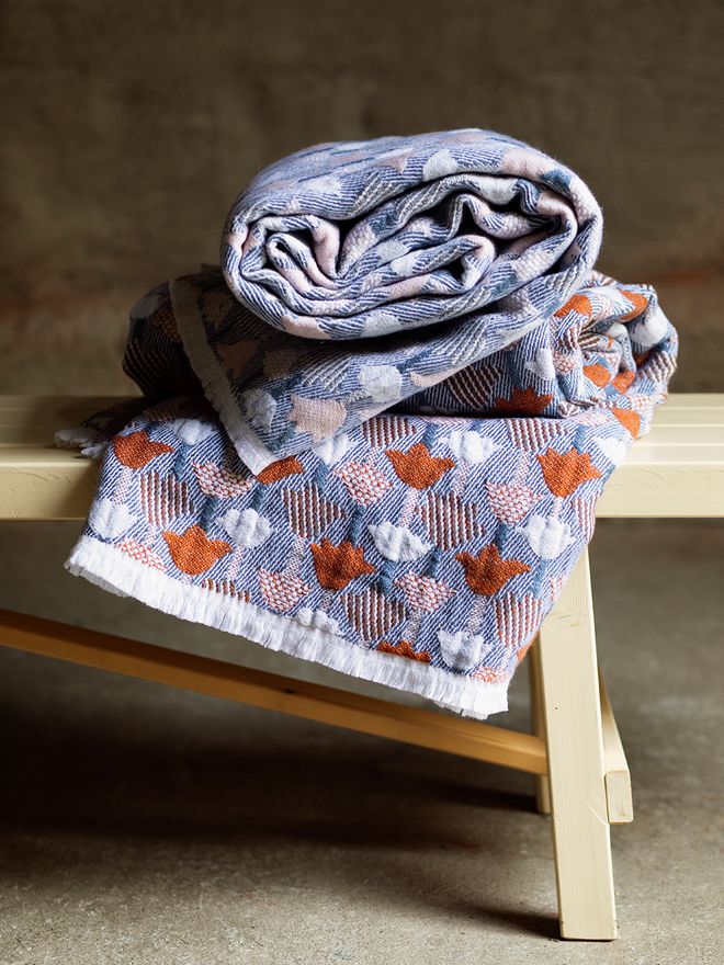 Tulppaani blanket by Lapuan Kankurit