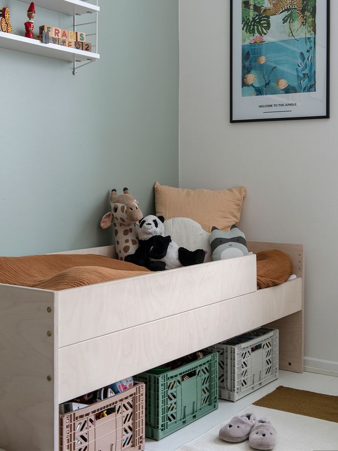 String Pocket shelf