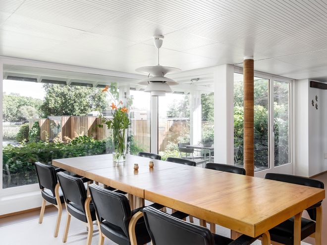 An image featuring Villa Ervi designed by architect Aarne Ervi. The photo shows the interior of the dining room.