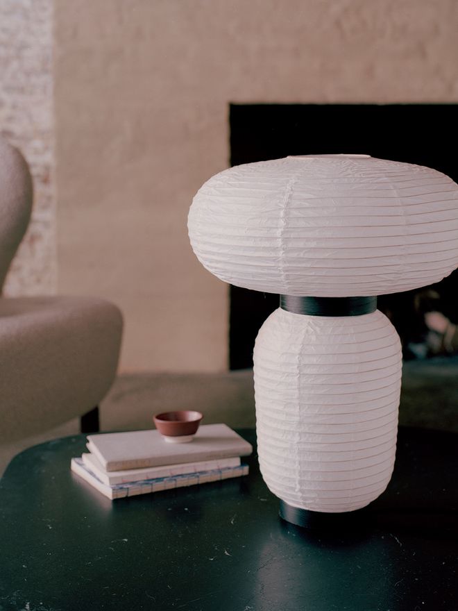 &Tradition's Formakami JH18 table lamp on a coffee table.