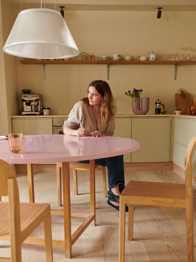 Katrine Binné ruokapöydän äärellä