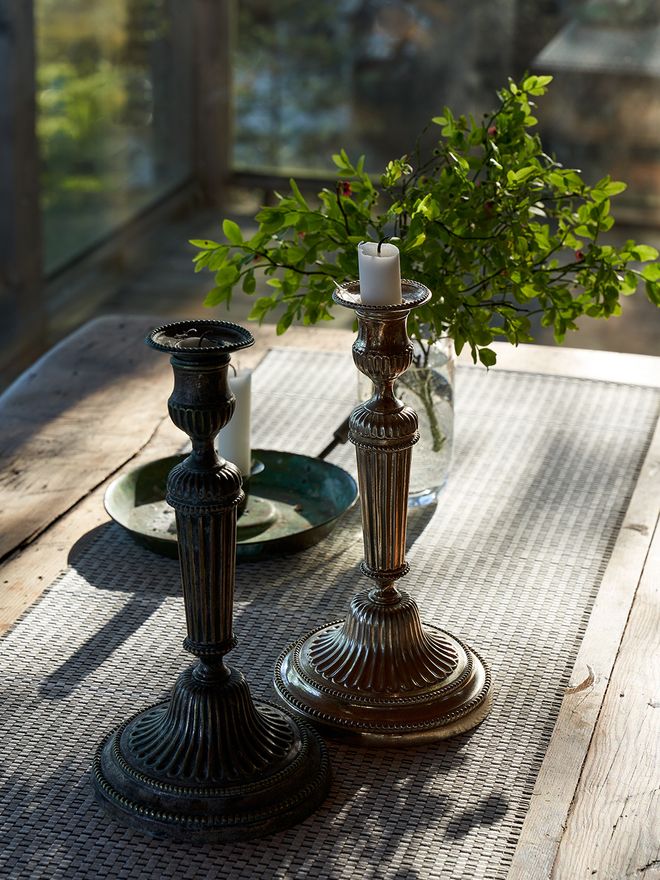 A detail of the cabin kitchen, with wooden surfaces and natural light from the window.