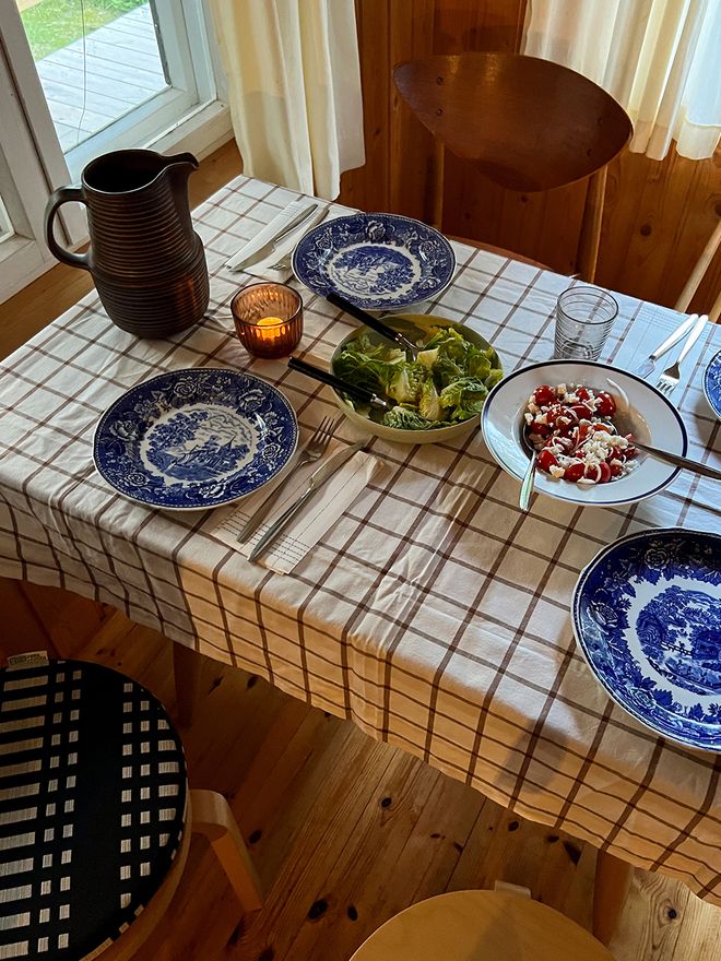 Kuva, jossa Anna Pirkolan kesämökin sisustus.