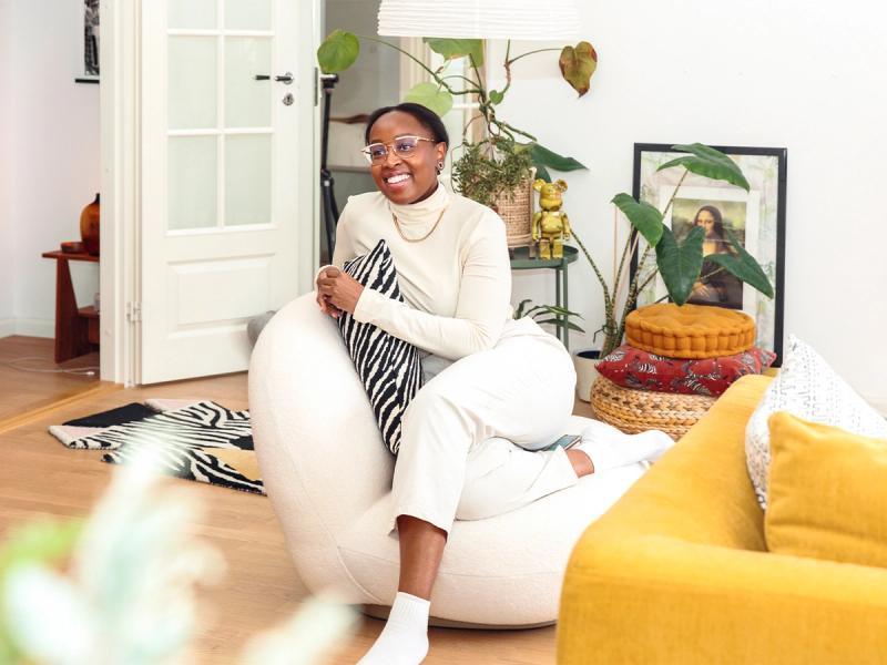 Franckly Friends: Sheila Ndungun kotona pääosassa on valo, joka tuo designaarteet esiin