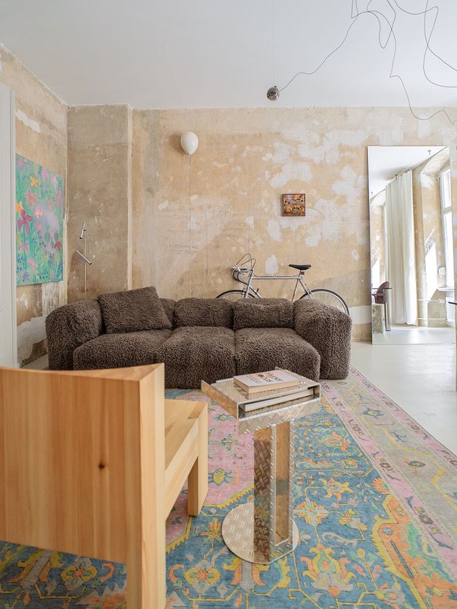 The Vaarnii 005 lounge chair seen from behind, facing the brown sofa in the living room