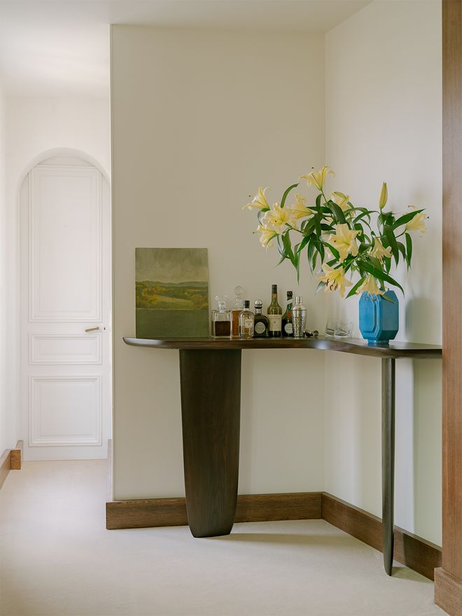 An image of an apartment in Paris, Lunain, designed by architect Louis Denavaut. The image features the living room decor. 