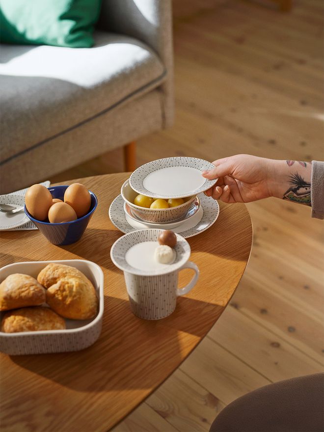 Modern holiday table setting: Arabia Mainio Sarastus tableware