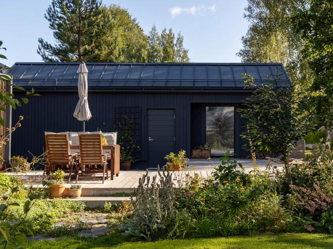 Yard with a seating area