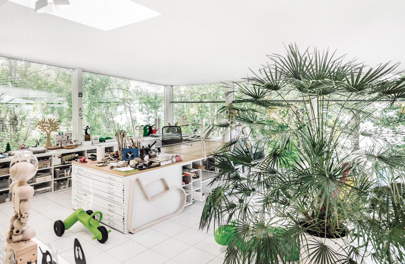 Interior image of Eero Aarnio's home
