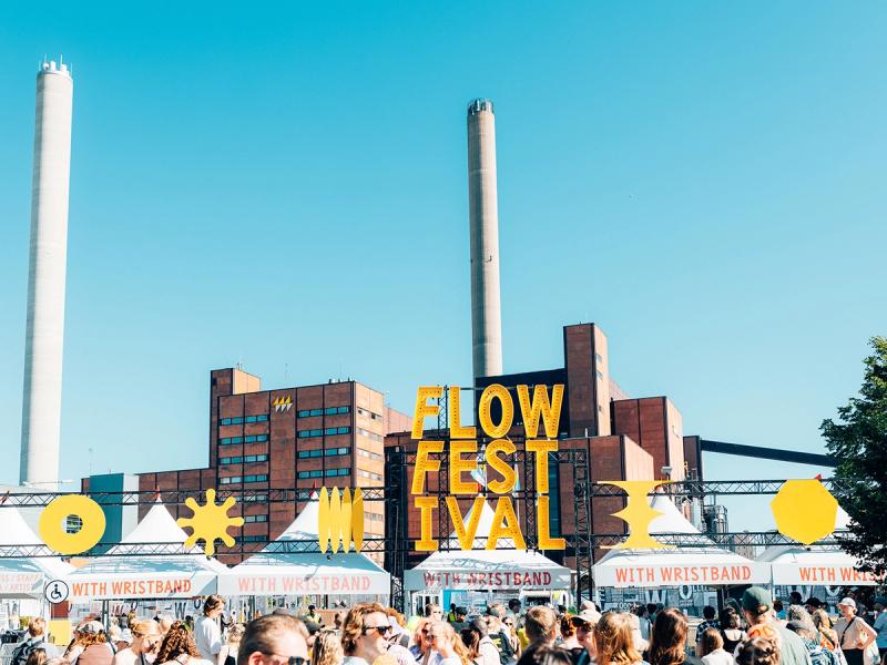 Flow Festival hivelee silmiä, korvia ja makunystyröitä – katso 6 + 1 vinkkiä vuoden 2023 festareille!