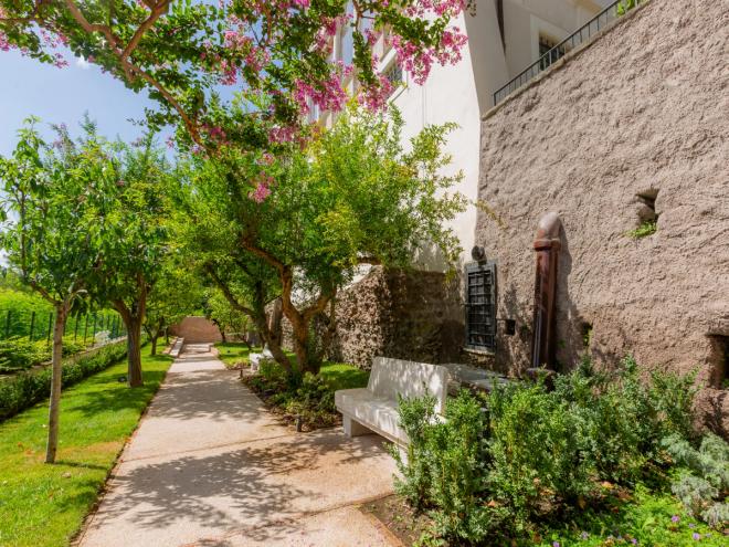 Garden path and outer wall of Villa Lante